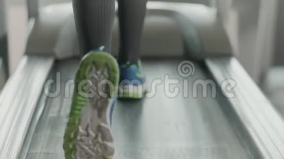 健身馆里的跑步机上的特写腿健身鞋的背面视频的预览图