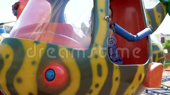 一个小女孩在骑旋转木马视频的预览图