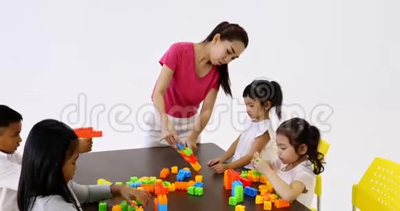 老师和学生玩积木玩具视频的预览图