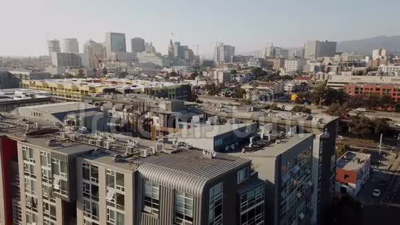 在加州圣何塞郊外的小街和屋顶上视频的预览图