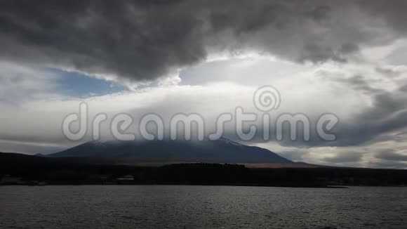 多云天空的富士山和平景色视频的预览图
