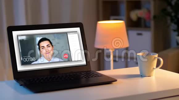 夜间桌面上有视频通话的笔记本电脑视频的预览图