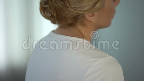 金发女性感到可怕的肩痛神经炎症治疗视频的预览图
