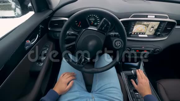 一辆自动车的内部里面坐着一个人自动驾驶仪自动驾驶方向盘视频的预览图