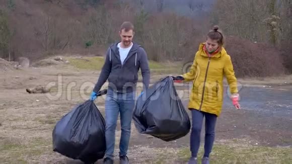 环境问题一群志愿者清除森林里的垃圾视频的预览图