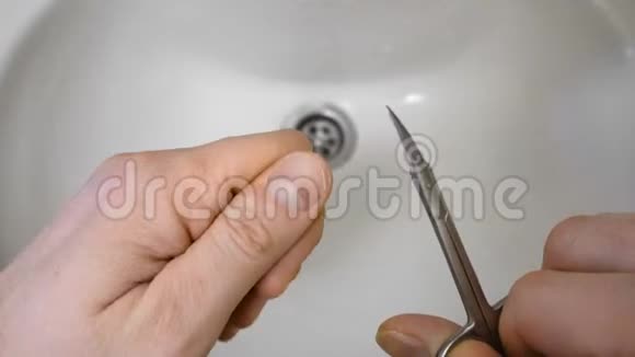 早上用剪刀在洗手池或洗手池上剪指甲视频的预览图