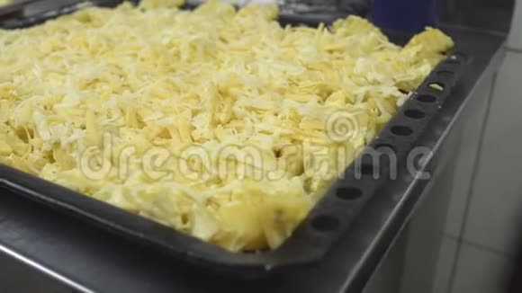大锅土豆配奶酪在烤箱里煮特写4K视频的预览图