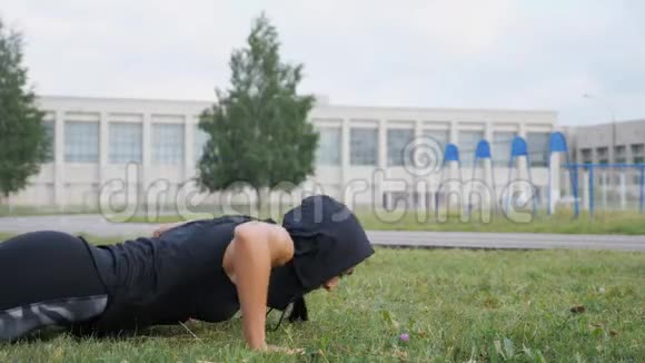 健身女孩在体育场用棉花做俯卧撑视频的预览图