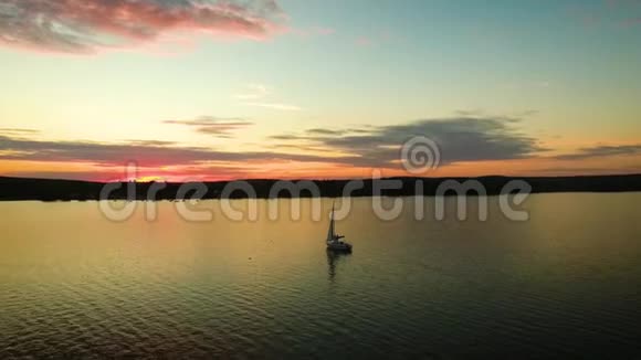 在阳光下在平静平静的码头上航行的空中单人游艇视频的预览图