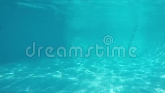 从水下看空蓝色游泳池底部焦散阳光明媚的一天视频的预览图