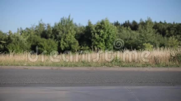 一个长溜冰鞋沿着这条路视频的预览图