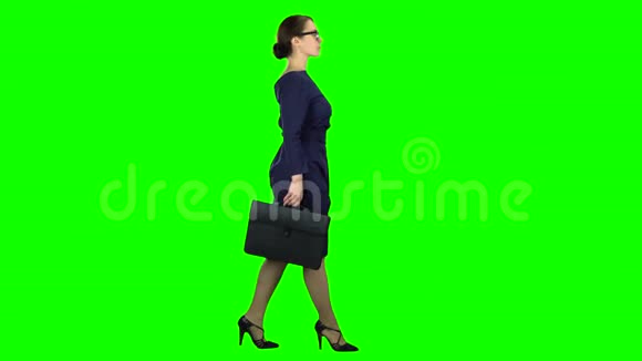 女商人带着一个箱子去参加商务会议绿色屏幕侧视图视频的预览图