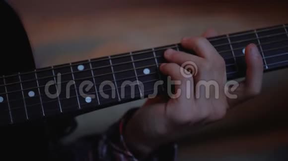 练习弹吉他的年轻人梦想成名音乐课事业视频的预览图