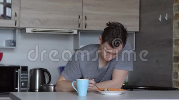 年轻人睡着了厨房里有燕麦早餐麦片视频的预览图