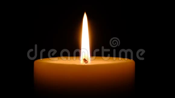 黑色背景特写镜头上的大蜡烛燃烧视频的预览图