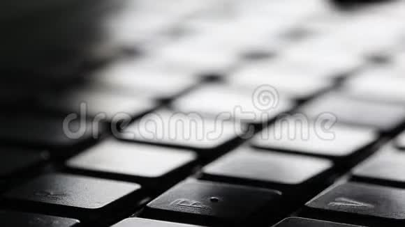 男子电脑键盘打字高对比度背光视频的预览图