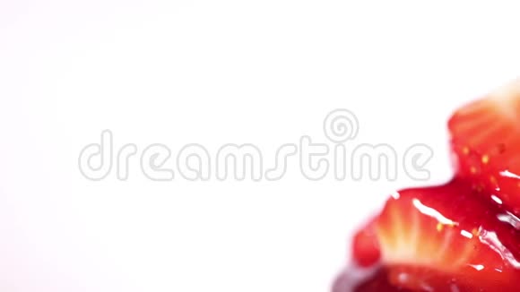 草莓甜点糖浆倒入勺子视频的预览图