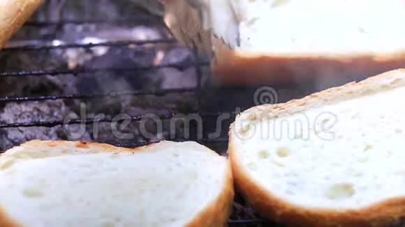 在烤架上烤面包视频的预览图