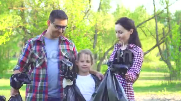 一位年轻的女志愿者少年和一个手里拿着垃圾的塑料袋的年轻人的画像视频的预览图