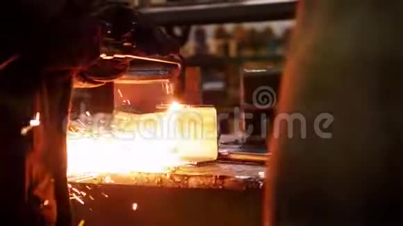 建筑工厂一个在焊接机上工作的人在铁器上做缺口视频的预览图