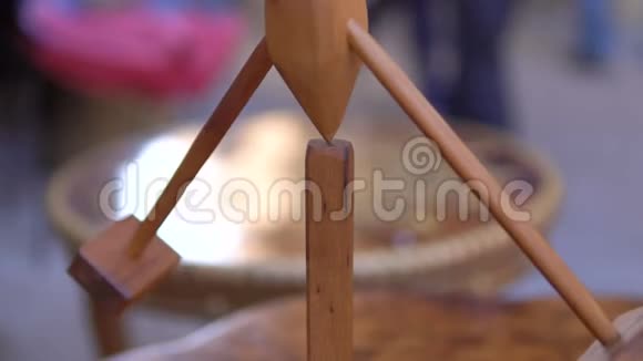 在摩洛哥街头市场的餐桌上摆放木制纪念品具有两个水槽的平衡器视频的预览图