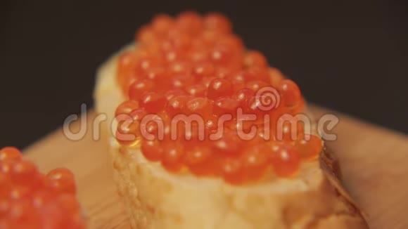 三明治加红鱼子酱视频的预览图