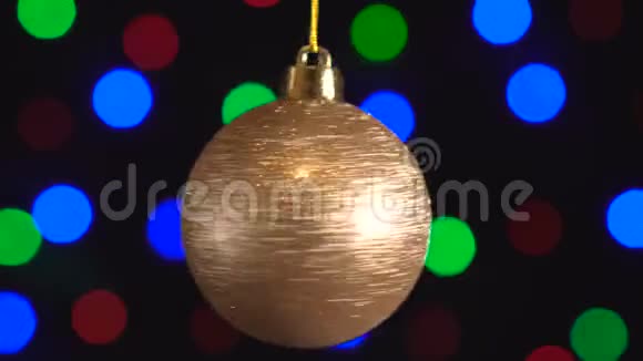 圣诞节金色闪亮的球玩具正在旋转特写新年树灯闪烁装饰视频的预览图