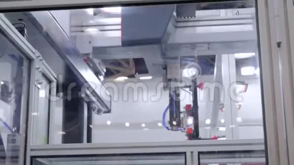 自动机械手臂机械手吸盘移动塑料罐织物视频的预览图