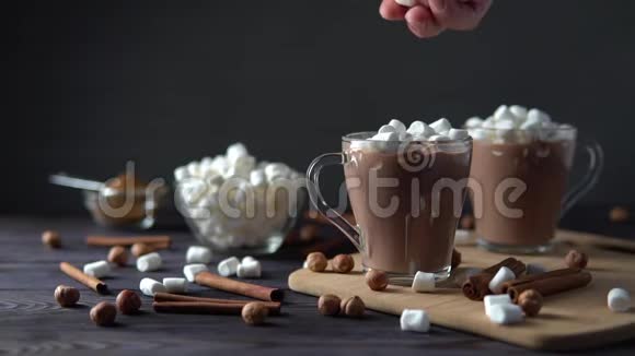 把棉花糖放进热巧克力里视频的预览图
