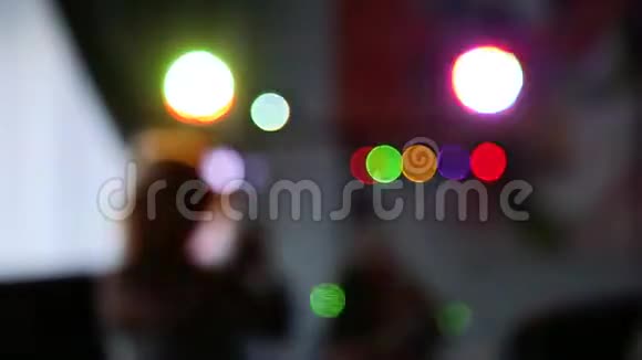 不可辨认的剪影人群在夜总会迪斯科灯软焦视频的预览图