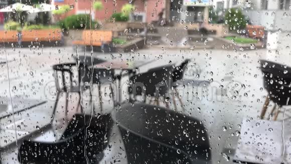保加利亚伯加斯暴风雨的一天城市的雨滴落在窗户上视频的预览图