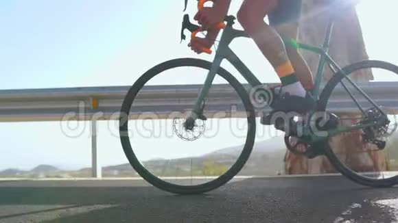 早上在空路上骑自行车的人在户外运动极限运动概念快慢视频的预览图
