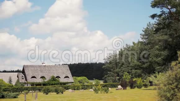 美丽的乡村景观与农场之家和大型木制风车夏季视频的预览图