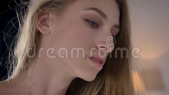 年轻女性在镜头下的肖像触摸嘴唇金发模特视频的预览图