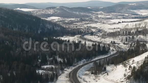 火车在铁路轨道上行驶冬季景观空中景观视频的预览图