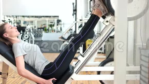 女人在健身房用减肥机做腿视频的预览图