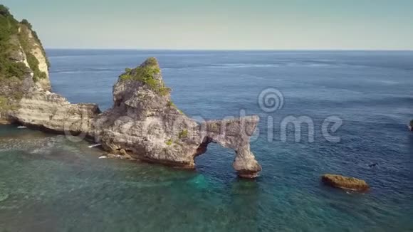 在亚洲热带岛屿上用无人驾驶飞机拍摄美丽的天堂海滩和蓝绿色海水和岩石悬崖视频的预览图