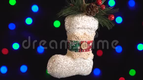 圣诞靴玩具特写装饰与新年树灯闪烁的背景视频的预览图