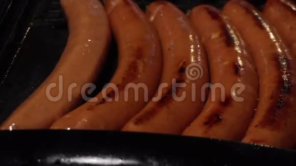 烧烤炉上烤香肠出售街头食品视频的预览图