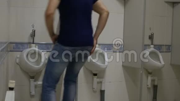 有尿失禁的男人跑到公共厕所的小便池视频的预览图