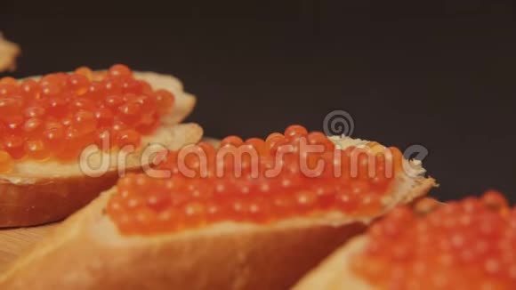 三明治加红鱼子酱视频的预览图