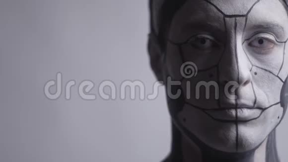 一个没有感情的机器人站在灰色背景上眨眼视频的预览图