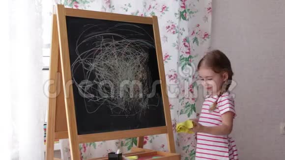 小孩用黑板擦拭一块抹布视频的预览图
