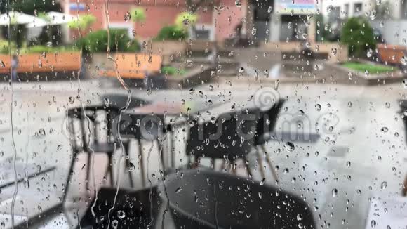 保加利亚伯加斯暴风雨的一天城市的雨滴落在窗户上视频的预览图