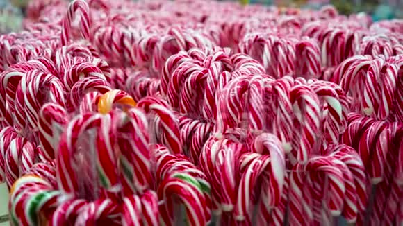 圣诞节市场上糖果罐头的采购视频的预览图