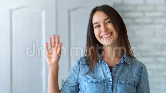 漂亮的女人挥手向你问好视频的预览图