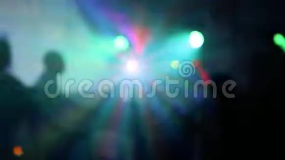 不可辨认的剪影人群在夜总会迪斯科灯软焦视频的预览图