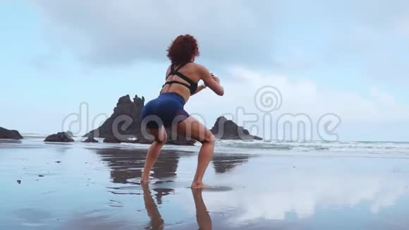 一位妇女在大西洋沿岸表演坐式节目健康生活方式的概念参加体育运动视频的预览图