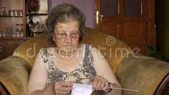退休老妇人在家编织视频的预览图