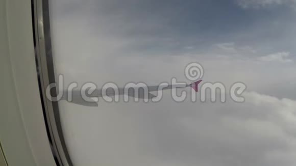 湍流飞机班轮乘客通过云层俯瞰舷窗视频的预览图